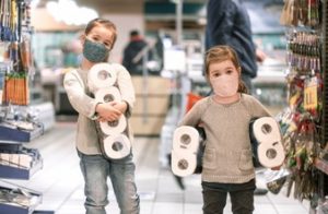 enfants-faisant-leurs-courses-au-supermarche-pendant-pandemie